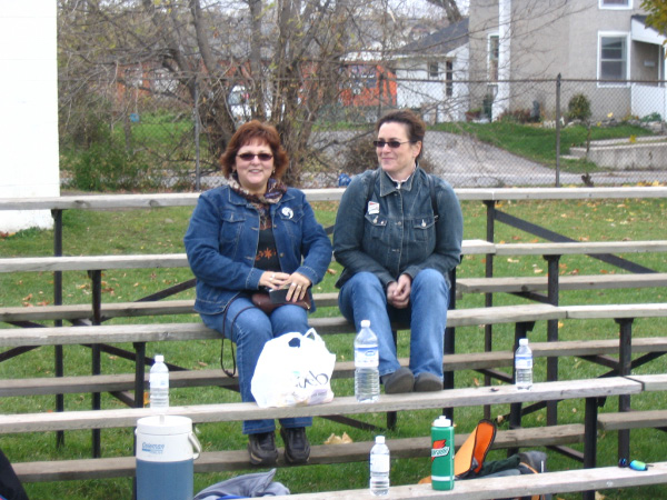 9028-bmtfl-more-groupies-for-bob-dale-nov05-2005