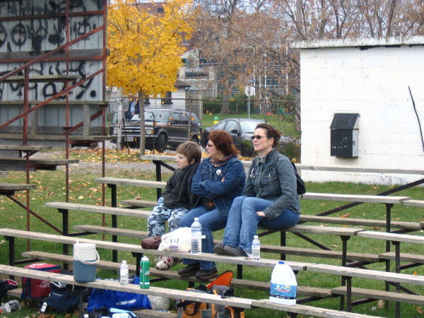 9062-bmtfl-fans-staying-warmish-nov05-2005