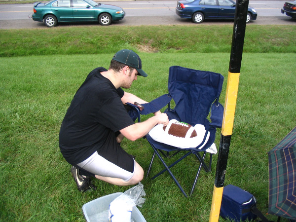3641-bmtfl-ben-cutting-cake-oct01-2006