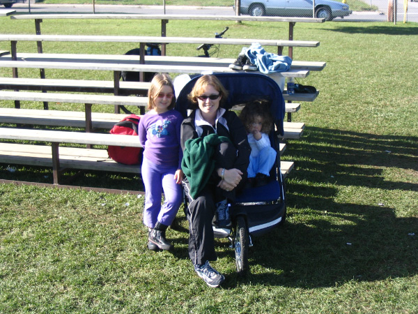 3810-bmtfl-fans-fighting-for-seats-in-stroller-oct08-2006